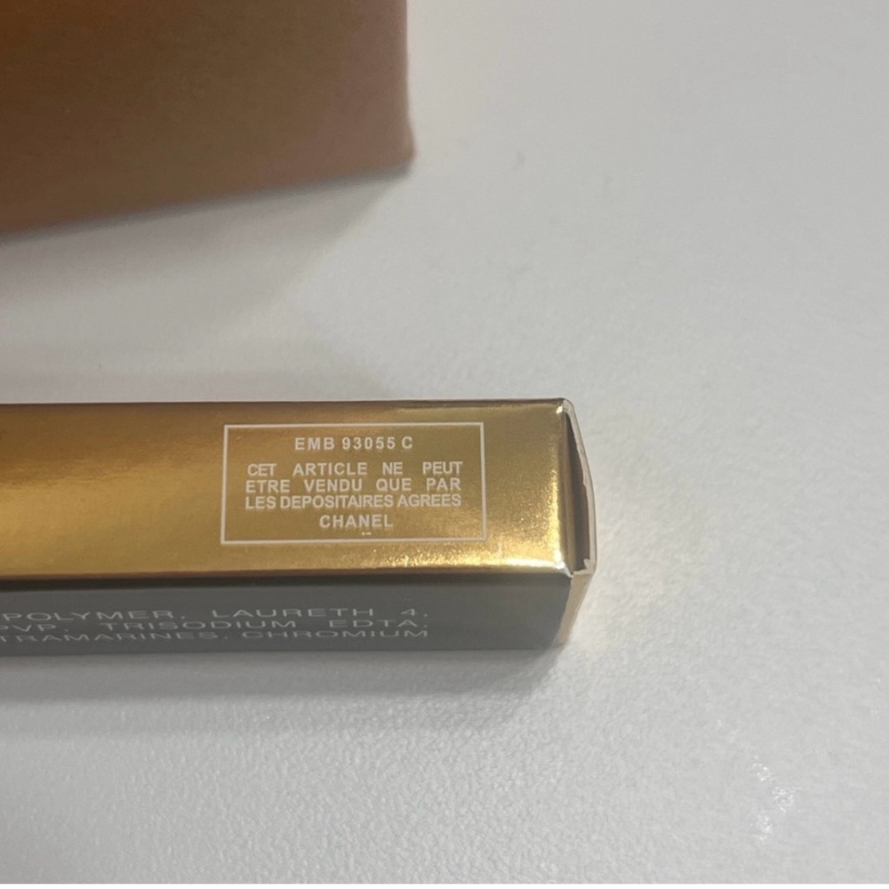 CHANEL Gold and Black Eyeliner - Picture 6 of 7